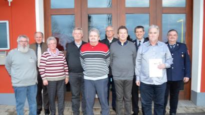 Bild: fz
Neben der Jugend sind langjährige Mitglieder die Basis der Feuerwehr. Vorsitzender Andreas Albrecht (Dritter von rechts) ehrt Mitstreiter für 25 bis 50 Jahre Mitgliedschaft.