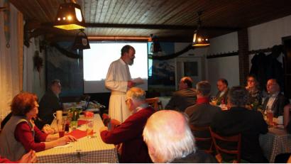 Bild: stg
Die Geschichte des ehemaligen Ökonomieguts des Klosters Speinshart in Trabitz steht im Mittelpunkt beim Treffen des ehemaligen Burschenvereins Speinshart. Pater Benedikt Schuster (stehend) begrüßt dazu zahlreiche Zuhörer, die gespannt den Hauptvortrag von Adolf Mörtl (Zweiter von links) erwarten.