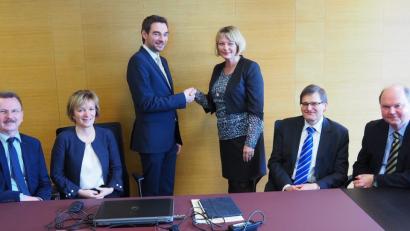 Bild: Bühner
OTH-Präsidentin Andrea Klug empfängt den Abgeordneten Stephan Oetzinger (stehend). Mit dabei auch (von links) die Vizepräsidenten Ulrich Müller, Christiane Hellbach, Alfred Höß sowie Hochschulentwicklungsleiter Wolfgang Weber.