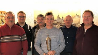 Bild: ksi
Sportleiter Lukas Spachtholz überreichte die Preise an die Gewinner. Im Bild von links Gerd Seebauer, Lukas Spachtholz, Martin Beinhölzl, Ottmar Spachtholz, Franz Rieger und Klaus Drexler.