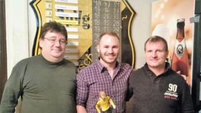 Bild: exb
Patrick Pätzold ist Spieler des Jahres bei den Alten Herren der Spielvereinigung. Technischer Leiter Stefan Bergler (links) und Leiter Friedrich Thomas gratulieren und übergeben die Trophäe.