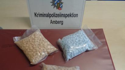Bild: Kripo Amberg
Die Kriminalpolizei stellt diese Tabletten-Tüten sicher.