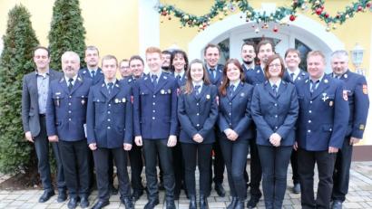 Bild: gru
Die Geehrten mit den Verantwortlichen der Feuerwehr des Landkreises und der Gemeinde Edelsfeld.