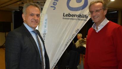 Bild: jr
Bürgermeister und Lebenshilfe-Vorsitzender Roland Grillmeier (links) und Lebenshilfe-Geschäftsführer Berthold Kellner geben die Pläne für den Bau eines neuen Kindergartens mit zwei Krippen bekannt.