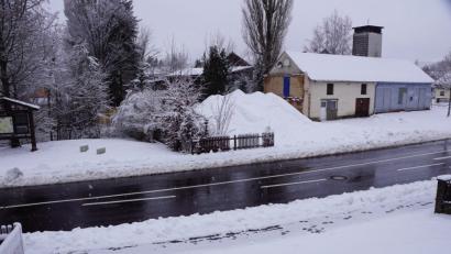Bild: bkr
Wie ein großer Schneehaufen sieht der Bauschuttberg des geschredderten Wohnhauses aus, das zwischen dem Gerätehaus und der Grünfläche stand. Die dort noch zu sehende Informationstafel in der linken Bildseite wandert in die Mitte des Platzes. Beerensträucher sollen dort einmal zum Naschen verführen.