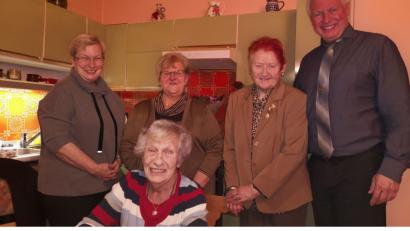 Bild: td
Dora Seitz (sitzend) mit den beiden VdK-Vorstandsdamen Angela Erfurt (dahinter) und Christa Wolf (rechts daneben) sowie den Kindern der Jubilarin, Dorothea Seitz-Dobler (links) und Stefan Seitz (rechts).