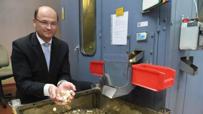 Bild:  Felix Hörhager/dpa
Finanzminister Albert Füracker (CSU) im Bayerischen Hauptmünzamt .
