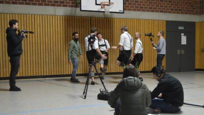 Bild: myd
Der Juchzer klappt auf Anhieb, an den Tanzschritten feilt Salim etwas länger. Aber der Spaß am Plattel-Crashkurs mit den Schwarzenbacher Schenkelzinterern als Teil eines OTH-Medienprojekts ist riesig.