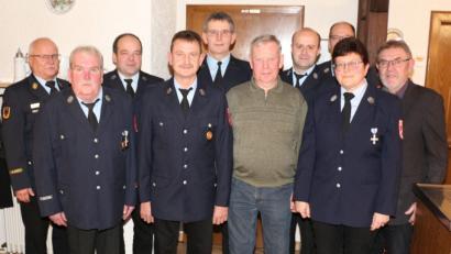 Bild: rpp
Vorsitzender Reinhold Veigl (Zweiter von links) ehrt in der Jahreshauptversammlung langjährige Mitglieder: (von links) Kreisbrandinspektor Otto Braunreuther, Kommandant Gerhard Veigl, Gerhard Scharl, Karl Wöhrl, Albert Geigenmüller, Michael Stangl, Kreisbrandmeister Alois Schindler, Michaela Veigl und Bürgermeister Josef Etterer.