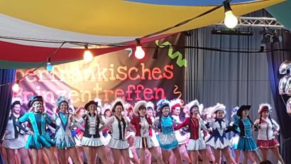 Bild: exb
Höhepunkt des Oberfränkischen Prinzentreffens ist stets der Auftritt der Oberfrankengarde. Dazu zählen auch drei Tänzerinnen des Mitterteicher Gaudiwurms, darunter Sina Neumüller (Zweite von rechts).