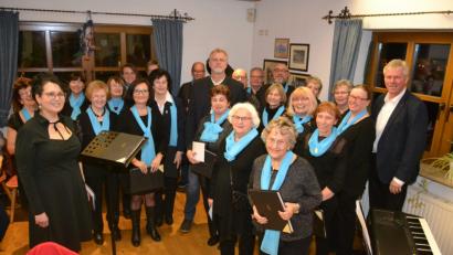 Bild: hcz
Der neue Heimatring- Vorsitzende Heiner Vierling (Mitte) dankt Chorleiterin Larissa Burgardt (links vorne) und ihren Sängerinnen und Sängern für die großartig interpretierten Lieder.