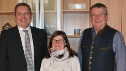 Bild: exb
Franken-Pfalz-Managerin Verena Frauenknecht mit den Bürgermeistern (von links) Joachim Neuß (Auerbach) und Hans Koch (königstein).