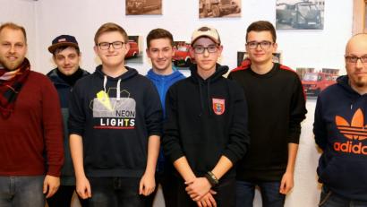 Bild: mef
Gratulation an die Spitze der Jugendwehr. Von links: Jugendwart Florian Witzl, Stellvertreter Felix Witzl, Jugendsprecher Markus Ettl, Stellvertreter Lukas Kreiner, Kassenprüfer Lorenz Kraus und Fabian Kraus sowie zweiter Kommandant Harald Träger