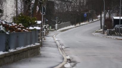 Bild: Gabi Schönberger
So sieht es in vielen Orten in der Oberpfalz derzeit aus: Schneerestchen hängen in den Straßen und Gärten.