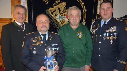 Bild: jr
Erich Fischer (Zweiter von links) und Josef Rödl (Zweiter von rechts) standen fast 25 Jahre lang an der Spitze der Krieger-, Soldaten- und Reservistenkameradschaft Mitterteich. Bürgermeister Roland Grillmeier (links) und der neue stellvertretende Vorsitzende Stefan Badstieber dankten für den Einsatz.