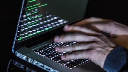 Bild: Silas Stein/dpa
Auf dem Monitor eines Laptops ist ein Hacker-Programm geöffnet.