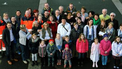 Bild: gf
Unverkennbar Herz, Hirn und Motor der Sorghofer Waldweihnacht ist Sam Kraus (Mitte), der sich für die Übergabe der Spendenkuverts extra sein fast blütenweißes Hirteng`wand angezogen hat.