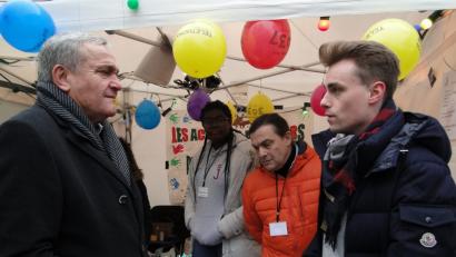 Bild: esa
Philipp Franz (rechts) aus Weiden arbeitet ein Jahr in der Partnerstadt Issy-les-Moulineaux. Hier berichtet er Oberbürgermeister Kurt Seggewiß von den Gelbwesten.