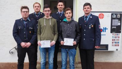 Bild: wmi
Auch die Feuerwehren haben mit Nachwuchsproblemen zu kämpfen. Umso erfreuter sind (von links) Jugendwart Lukas Lohner, Adjutant Matthias Seemann, Kommandant Jürgen Adelhardt und (von rechts) Vorsitzender Stefan Lindner, in Patrik Groß und Manuel Lindner zwei neue junge Mitglieder gewonnen zu haben.