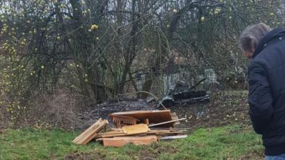 Bild: fz
Holzhaufen, wie hier bei Pirk, haben in der Natur nichts zu suchen.