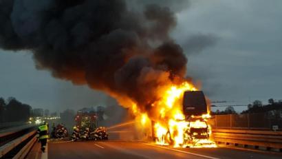 Bild: Alexander Auer
Der Autotransporter stand in Flammen.