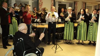 Bild: ksi
Auch mit 90 Jahren schwingt er den Taktstock: Edi Zinkl dirigiert die Fensterbacher Musikkapelle.