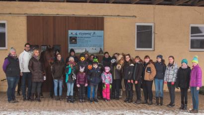 Bild: exb
Ein erlebnisreicher Tag im Reitstall Katschmandu: Die Schützlinge des Vereins „Karolina“ haben sichtlich Spaß.