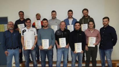 Bild: seb
Der SV Kemnath zeichnet einige Fußballer aus (von links): Otto Bernklau (Betreuer), Johannes Gebert, Tobias Götz, Manuel Rom, Michael Reng, Leo Birner, Andreas Peter, Christian Kumeth, Josef Ruidisch, Manfred Reng, Stefan Fuchs und Max Birner.