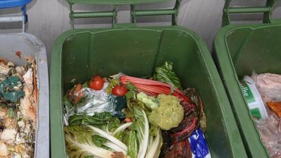 Bild: Christian Charisius/dpa
Während sich viele Verbraucher teure Lebensmittel mit Zertifizierungen und Labels nicht mehr leisten können, landet gleichzeitig immer mehr Essen in den Müllcontainern.