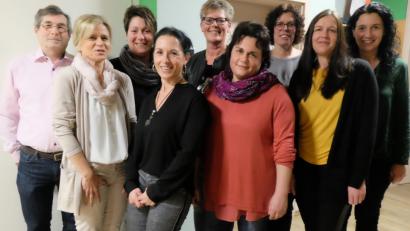 Bild: ohr
Die Leiterin der Abteilung Turnen, Michaela Heigl (Vierte von links), und Stellvertreterin Gabriele Gauder (Dritte von rechts) bedankten sich beim engagierten Übungsleiterteam (von links) Berthold Altrichter, Gaby Schlagenhaufer, Katrin Engelhardt, Andrea Kneißl, Diana Wachtel, Nicole Beck und Gabriele Attenberger jeweils mit einem Präsent.