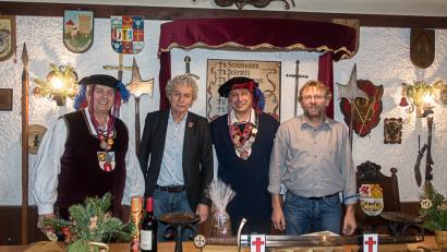 Bild: hl
Großmeister Werner von Podewils (Ponnath, Zweiter von rechts) und sein Stellvertreter Wolf vom Seegrund (Veigl) übergaben 150 Euro an Landrat Wolfgang Lippert für die „Aktion Lichtblicke“. Er ist ebenso Gast beim Steigbügeltrunk wie zweiter Bürgermeister Hermann Schraml (rechts).