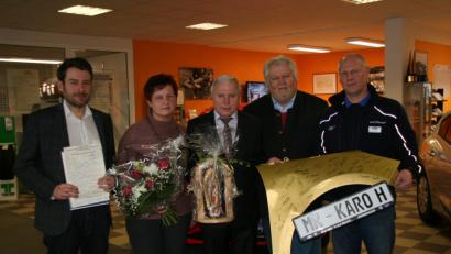 Bild: fpoz
Im Mittelpunkt der Verabschiedung von Otto Busch in den Ruhestand stehen seine Leistungen für das Unternehmen auch in wirtschaftlich schwierigen Zeiten. Im Bild von links Nicolai Mössbauer, Conny und Otto Busch, Richard Mössbauer und Klaus Richter als Vertreter der Belegschaft.