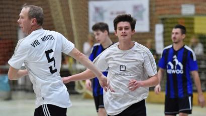 Bild: A. Schwarzmeier
Ein Tipp, wer bei der Futsal-Kreismeisterschaft am Sonntag in Vohenstrauß das Rennen macht, fällt schwer. Vielleicht schlägt ein Außenseiter wie der VfB Mantel zu und schnappt sich den Titel.