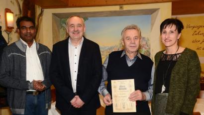 Bild: bey
Josef Hauer (mit Urkunde) gehört seit 40 Jahren dem Katholischen Männerverein an. Dazu gab es Glückwünsche von Pfarrer Pennoraj Thamarkkan, Vorsitzendem Max Simmerl (von links) und Bürgermeisterin Tanja Schiffmann.
