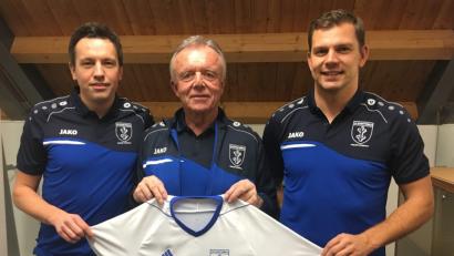 Bild: ols
Dem Fußball-Abteilungsleiter des TuS Schnaittenbach, Helmut Würsig (Mitte), gelang mit der Verpflichtung von Johannes Kohl (links) und Ralph Egeter (rechts) ein Coup.
