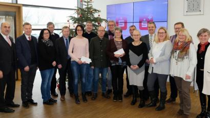Bild: dob
Vorstandsvorsitzender Josef Pflaum (links) überreicht mit Monika Höllerer (rechts) die Spenden an die Vertreter der Schulen und Einrichtungen in der Region.