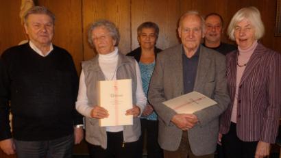 Bild: Kunz
Der KAB-Ortsverein Weiden-Ost gratuliert langjährigen Mitgliedern.