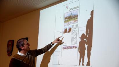 Bild: bkr
Verschiedene Varianten von Stelen stellt Josef Weber im Größenvergleich mit Erwachsenen und Kindern dem Gemeinderat vor.	Bild: bkr