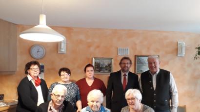 Bild: jzk
Nicht nur Sohn Peter und Tochter Angelika (vorne von links), sondern auch Heimleiterin Claudia Heier, Regina Merkl, Pflegefachkraft Cindy Brunner, zweiter Bürgermeister Hermann Schraml und Schwiegersohn Eberhard Besold (hinten von links) gratulierten Ingeborg Weiß (vorne, Mitte) zu ihrem 90. Geburtstag.
