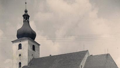 Repro: wro
Die Kirche St. Michael vor der Erweiterung in den 1930er Jahren. Deutlich ist hier die alte Kirchenmauer mit dem Beinhaus zu sehen.