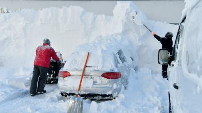Bild: Barbara Gindl/APA/dpa
Obertauern: Zwei Männer befreien ein eingeschneites Auto von den Schneemengen. In weiten Teilen Österreichs sind in den letzten Tagen erhebliche Mengen an Schnee gefallen.