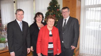 Bild: bö
Ihren 85. Geburtstag feiert Margarete Bäuml aus Schmidmühlen. Zu den Gratulanten gehören Pfarrer Werner Sulzer (links), ihre Tochter Christine und Bürgermeister Peter Braun.