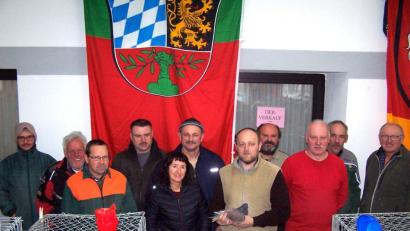 Bild: fjo
Ausstellungsleiter Sigi Rupp (mit Taube) aus Eslarn dankt seinem großen Helferteam für den mehrere Tage dauernden Aufbau der Sonderschau.