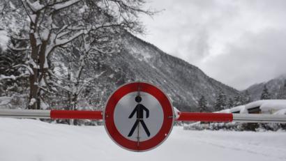 Bild: Angelika Warmuth
Die Straße nach Österreich ist am Grenzübergang Mittenwald-Scharnitz auf Grund der Lawinengefahr gesperrt. Foto: Angelika Warmuth/Archiv