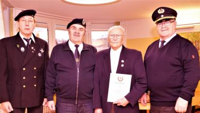 Bild: arw
Soldatenbund-Kreisvorsitzender Heinrich Scheidler überreicht Josef Karl die Ehrenurkunde des BSB-Präsidenten. Mit dabei sind Vorsitzender Engelbert Eckart und Kassier Henry Rehfeldt (von rechts).