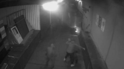 Bild: -
Der Screenshot einer Überwachungskamera zeigt die Attacke gegen den Bremer AfD-Chef Frank Magnitz. Foto: Polizei Bremen