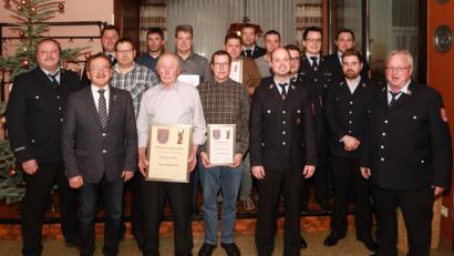Bild: njn
Zahlreiche Ehrungen gab es für die aktiven und passiven Mitglieder, darunter für Georg Thoma (erste Reihe dritter von links), der für 60-jährige Mitgliedschaft ausgezeichnet wurde. Mit auf dem Bild (von links) zweiter Vorsitzender Franz Wenning, Bürgermeister Hans Donko sowie Kommandant Patrick Reischl (hintere Reihe links) und Vorsitzender Willi Kraus (rechts).