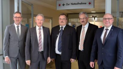 Bild: exb
Dr. Andreas Dauber ist neuer Chefarzt der Notaufnahmen im Klinikum Fichtelgebirge. In einer Aufsichtsratssitzung hieß man ihn willkommen. Im Bild von links Ulrich Pötzsch, Karl Döhler, Dr. Andreas Dauber, Martin Schmid, Oliver Weigel.
