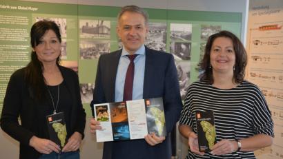Bild: jr
Freuen sich auf die Museumssaison 2019: Marion Papsch, Bürgermeister Roland Grillmeier und Nicole Schuller (von links) mit der neuen Infobroschüre, die einen Überblick über Ausstellungen und Aktionen bietet.
