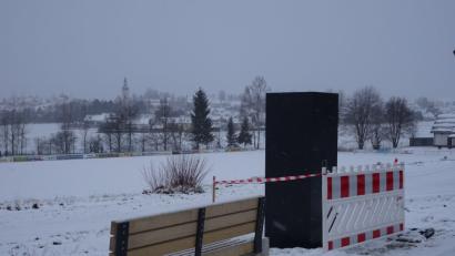 Bild: rti
Seit einigen Tagen steht die erste Stahl-Stele am Radweg neben dem Fußballplatz des TSV Neualbenreuth. In den nächsten Wochen werden darauf noch Infotafeln angebracht.